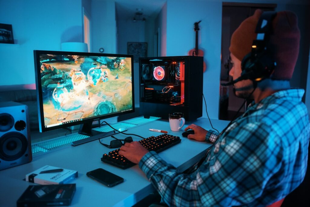 Setup gamer com headset, teclado e periféricos para jogar